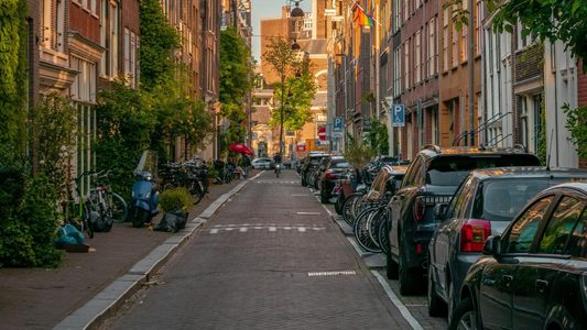 Auto's die geparkeerd staan in een Amsterdamse straat