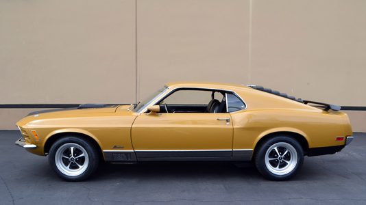 Illustratie voor: Deze mosterd gele Ford Mustang Mach 1 is een zeldzame muscle car