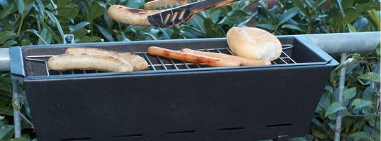 Illustratie voor: Deze barbecue hang je over het balkon als een bloembak