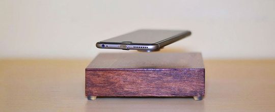 Illustratie voor: Must have: Zwevende telefoon oplader