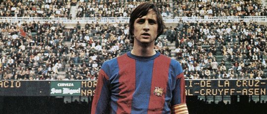 Illustratie voor: “Zolang jij de bal hebt, kenne zij niet scoren” – legendarische Cruijff-quotes
