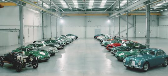 Illustratie voor: Zien: Aston Martin viert opening nieuwe fabriek met een kijkje achter de schermen