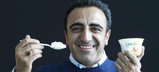 Illustratie voor: Yoghurtkoning geeft al zijn werknemers minstens 150.000 dollar