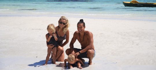 Illustratie voor: Jonge vader verkoopt app voor 54 miljoen en gaat permanent op vakantie