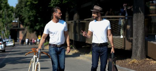 Illustratie voor: 10 manieren om een wit T-shirt te dragen