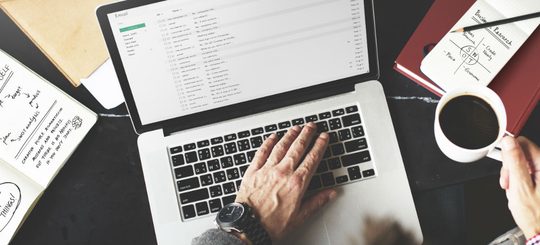 slechte eigenschappen-afleren-macbook pro-kopje koffie-kantoor-MAN MAN