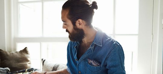 Illustratie voor: Een denim shirt mag niet ontbreken in je garderobe