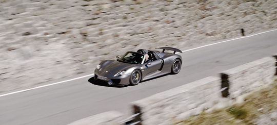 Stefan Bogner, porsche en de stelvio pas MAN-MAN