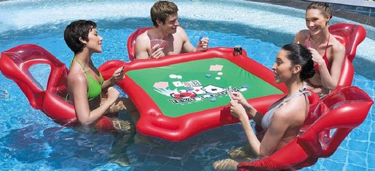 Illustratie voor: Met deze opblaasbare pokertafel komen jij en je vrienden de hittegolf wel door