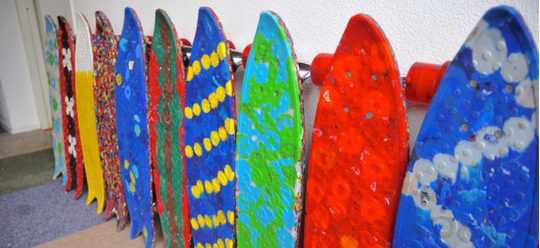 Illustratie voor: WasteBoards Bakery maakt unieke skateboards van plastic doppen