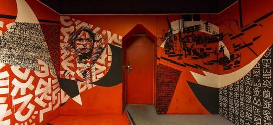 Illustratie voor: Dit verlaten schoolgebouw is omgetoverd tot een waar kunstwerk