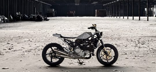 Illustratie voor: Zien: deze custom Ducati S4R Tracker is een enorme badass