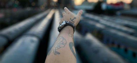 tattoo op je hand voorbeelden inspiratie