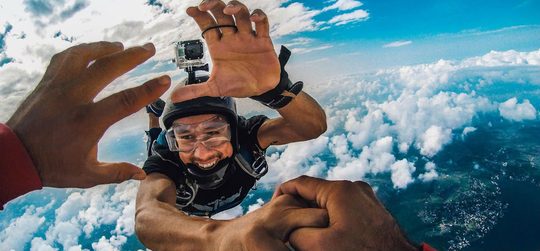 Illustratie voor: Hoe Go Pro bedenker Nick Woodman de sportwereld veranderde