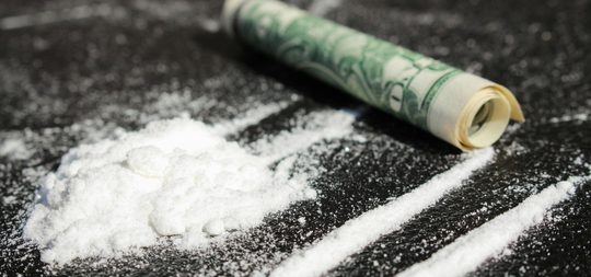 Illustratie voor: Loterijwinnaar sterft aan een feestje met cocaïne en hoeren