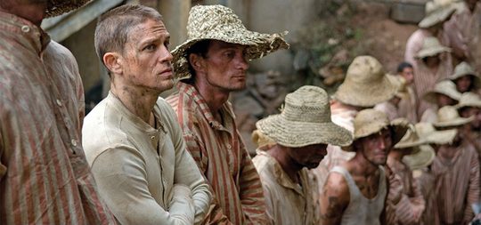 Illustratie voor: Check de trailer van de brute film ‘Papillon’ met Jax Teller en Rami Malek