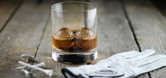 Illustratie voor: Dit is dé whisky essential voor de golfliefhebber