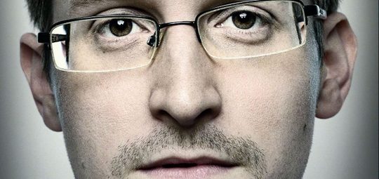 Illustratie voor: Edward Snowden claimt dat Bin Laden leeft en chillt op de Bahamas