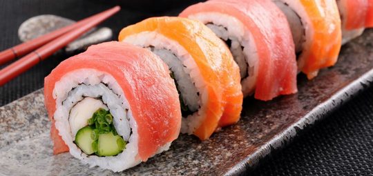 hoe eet je sushi met stokjes