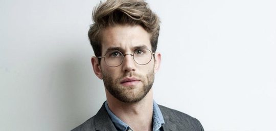 Illustratie voor: De beste kapsels voor mannen met inhammen