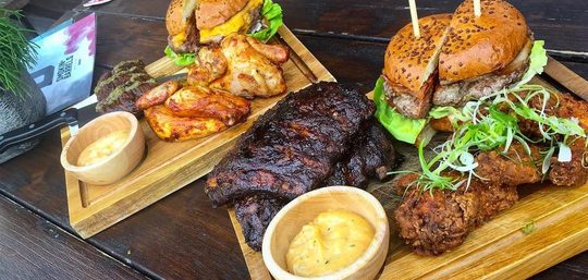 Illustratie voor: 5 x de beste Thuisbezorgd.nl restaurants voor een échte mannenavond