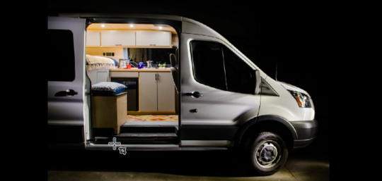 Illustratie voor: Dit Ford Transit-busje is omgebouwd tot een volwaardig huis op wielen