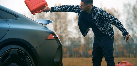 YouTuber steekt dure Mercedes in brand