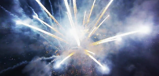Illustratie voor: Waanzinnig: Drone filmt vuurwerk tijdens oud en nieuw
