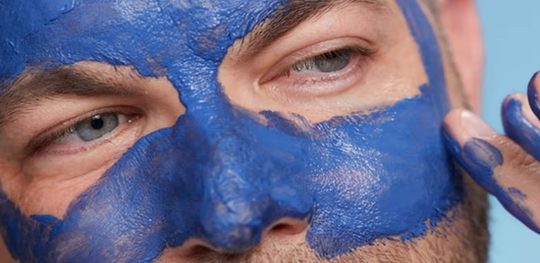 Een man die een gezichtsmasker gebruikt