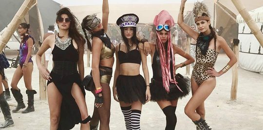 Illustratie voor: Dit waren de mooiste vrouwen op Burning Man