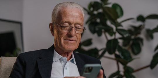 Een oudere man die vertelde waar hij spijt van heeft in het leven
