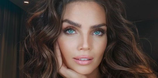 Illustratie voor: Kim Feenstra deelt foto’s in wel héél erg pikant setje