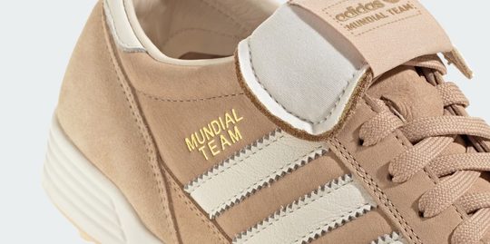 Illustratie voor: De best verkochte voetbalschoen ooit is nu te koop als suède sneaker