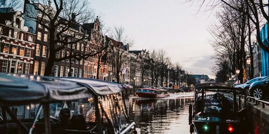 Illustratie voor: Nu te boeken in Amsterdam: de ultieme whisky-boottocht door de grachten