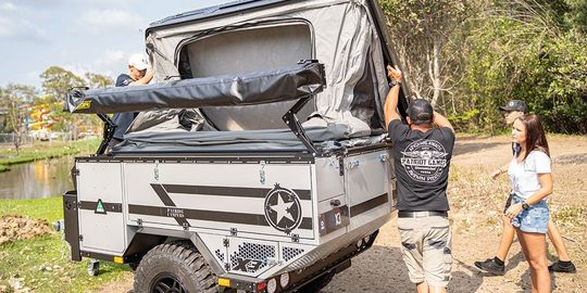 Illustratie voor: De X3 aanhanger tover je in een handomdraai om tot een wrede off-road camper