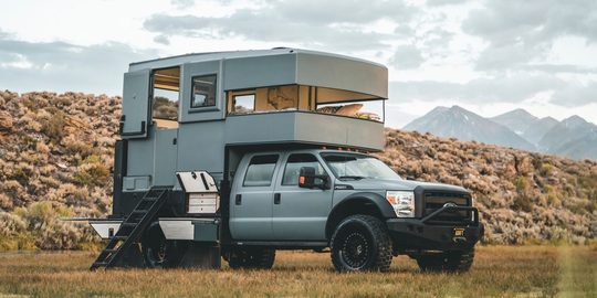 Illustratie voor: Deze Ford F550 werd omgebouwd tot ultra luxe camper op zonne-energie