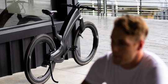 Illustratie voor: Deze e-bike zonder spaken lijkt rechtstreeks uit een sci-fi film te komen
