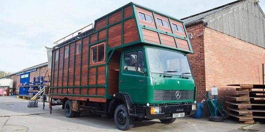 Oude vrachtwagen omgebouwd tot mega houten camper