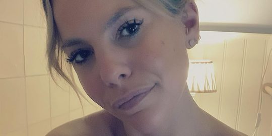 Belgische actrice Eline de Munck laat volgers op Instagram meegenieten met foto's in bad