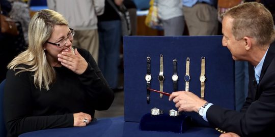 vrouw laat horloges taxeren luxe (1)