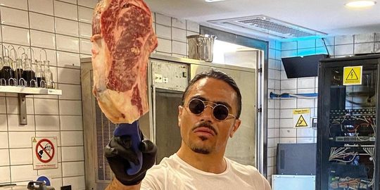Hoeveel verdienen medewerkers Salt Bae