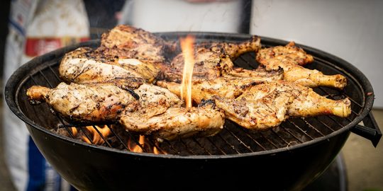 Illustratie voor: Zo organiseer jij in 5 stappen de perfecte winter BBQ voor de feestdagen