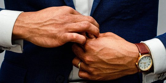 waarom zitten ritsen knopen mannenkleding vrouwenkleding andersom