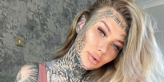 Becky Holt tattoeages bedekken make-up