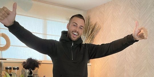 Dave Roelvink trimt zijn eigen haar en begaat een dikke blunder