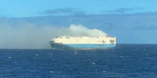 nieuws schip in brand