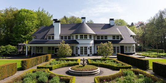 Illustratie voor: Voormalig landhuis van Dennis Bergkamp staat voor € 18 miljoen (!) te koop op Funda