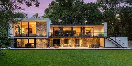 Illustratie voor: Funda-vondst: hypermoderne villa ‘op een schitterende, bosrijke locatie’ te koop voor € 2.850.000