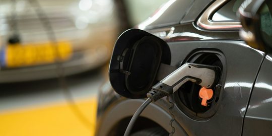 Illustratie voor: Hoeveel geld bespaar je per jaar met elektrisch rijden?