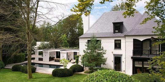 Illustratie voor: Financieel succes voor Dirk Kuyt: maakt dikke winst door verkoop van zijn Noordwijkse villa